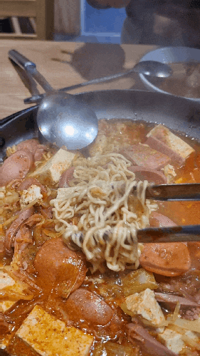  햄을 아끼지 않은 해장부찌 김뚜껑부대찌개 성수점