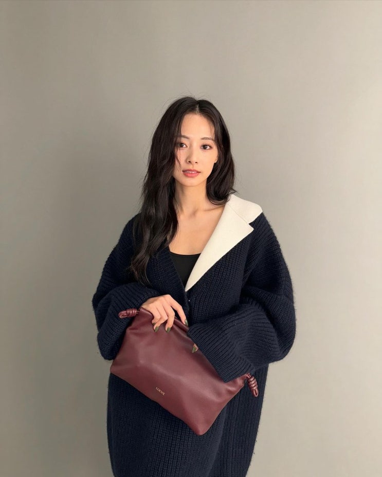  신학기를 맞이한 20대 여자 대학생의 첫 스타트 명품 브랜드 가방으로 로에베 플라멩고 여성 클러치백 추천 w. 쯔위