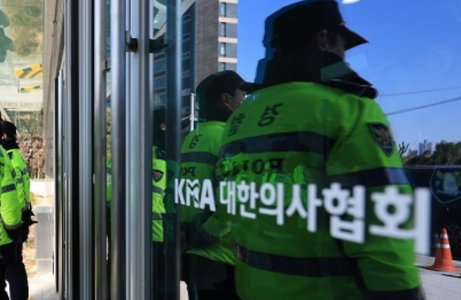 <b>경찰</b> <b>의협</b> 압수수색의 정부 의사 압박 위한 조치 아니다