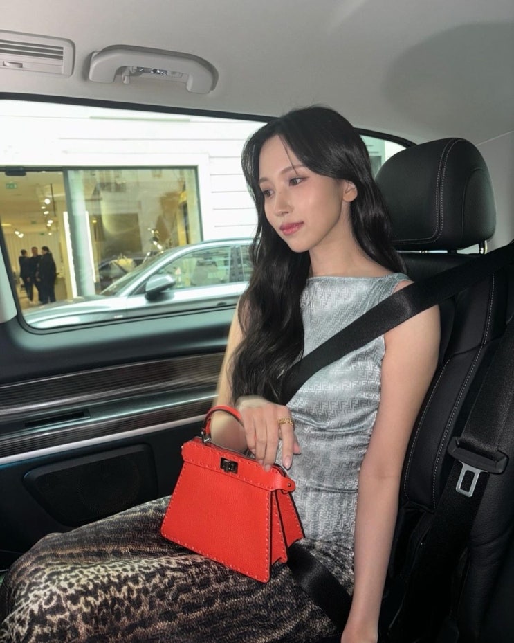  30대 여성들의 사랑을 받는 여자 명품 가방 브랜드 펜디의 매혹적인 빨간 레드백으로 피카부백 추천 w. 미나