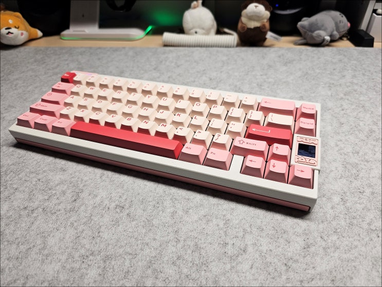  LCD 스크린을 품은 65배열 커스텀 키보드 QK65v2