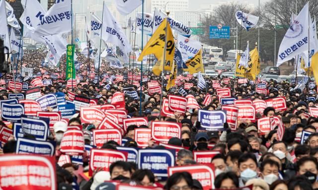 저지 '<b>전국</b>의사 2만명 <b>총궐기대회</b>'... 정부 강력 대응, 내일부터... 