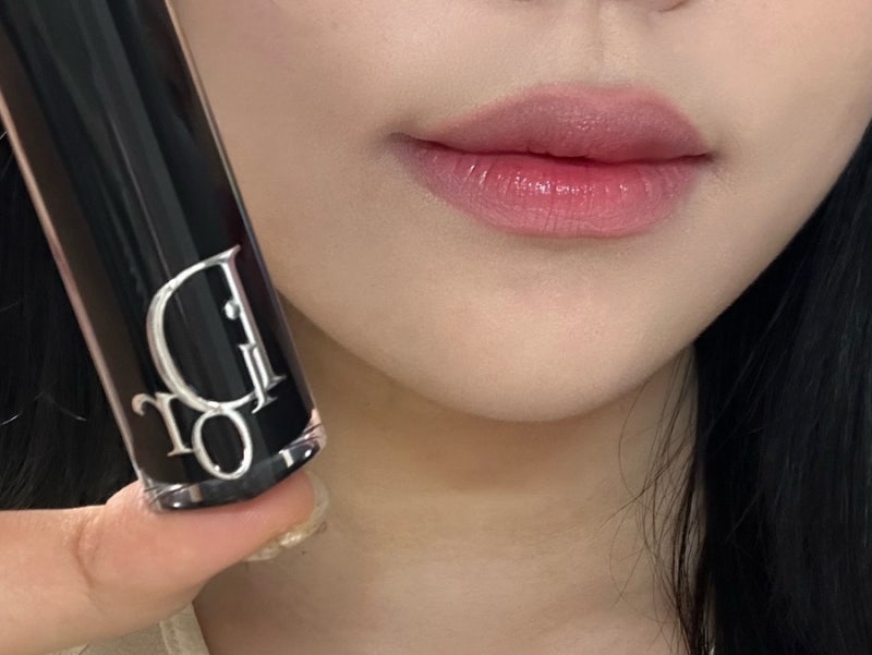 [DIOR] 디올 어딕트 립스틱 667 디올매니아 | 촉촉하고 반짝이는 맑은 핑크레드 색상의 디올 어....