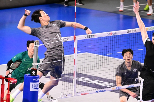 [V리그 2023-24 6R] <b>대한항공</b> vs <b>현대캐피탈</b>, 무너져도... 