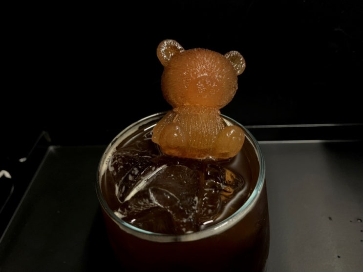  강남 신논현역 카페 다크그림 테디베어커피 마들렌