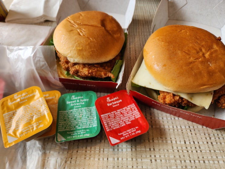  미국 햄버거 칙필레 메뉴 소스 추천 칙필에이 치킨버거 주문 가격 Chick-fil-a