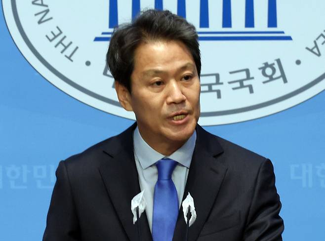 불가피, <b>임종석</b>, ‘그 자리 노리나’”…당 <b>잔류</b> 결정 배경... 