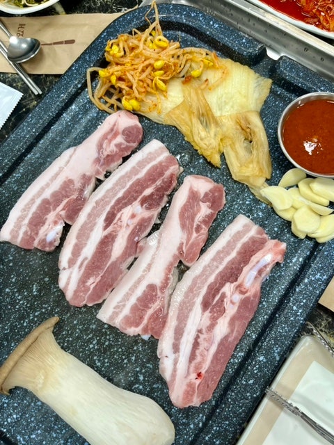  삼척 교동 돈비촌 신선한 야채를 마음껏 먹을 수 있는 삼겹살집