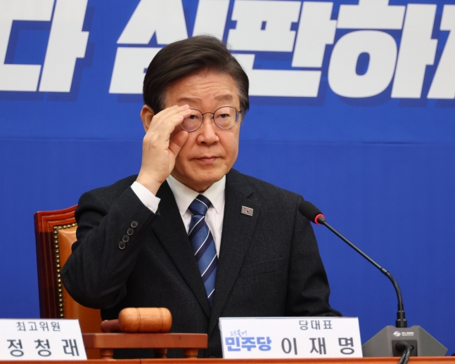 압박에 "<b>대통령</b>과 <b>대화</b>가... 이탈 <b>전공의</b> 처벌" vs 의료계... 