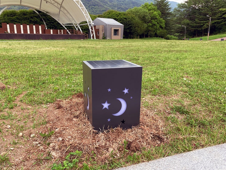  공원의 밤을 환하게 밝히는 벤치가 있다? 덕유산국립공원 '1인태양광벤치'