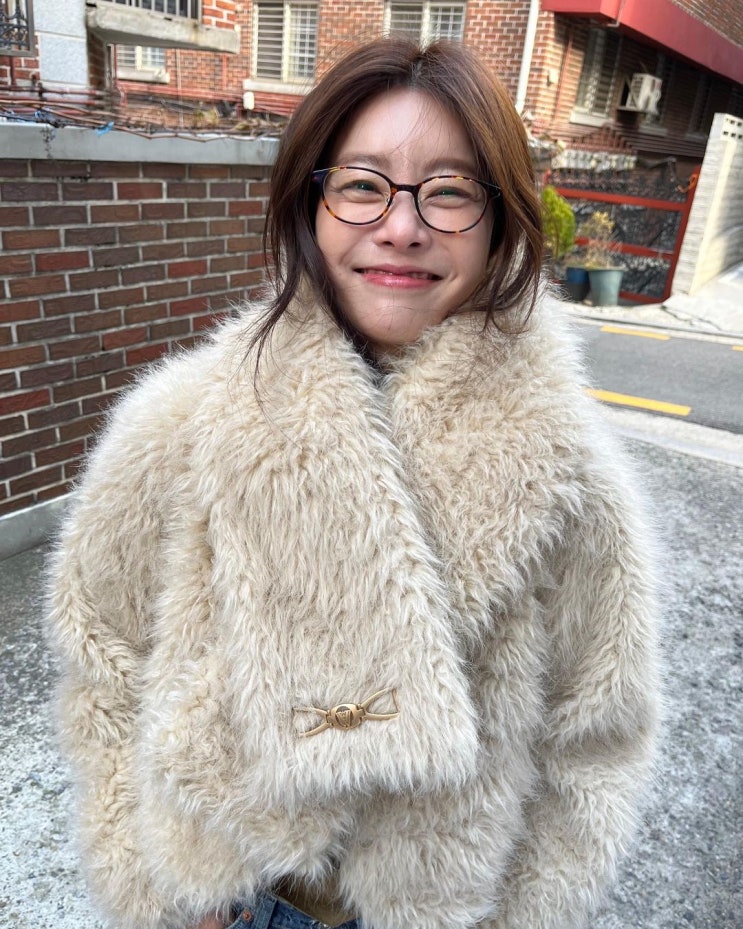  여성 페이크 퍼 크롭 숏 자켓으로 세련된 긱시크함을 선보인 걸스데이 소진의 30대 여자 OOTD 스타일 추천
