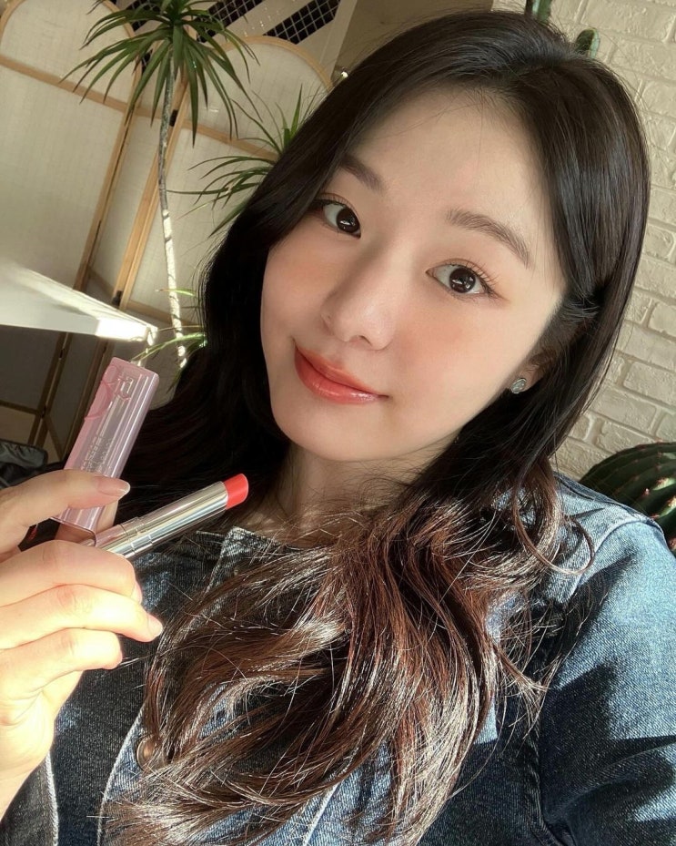  따뜻한 봄이 곧 올테니까 데님 블라우스로 완성한 청청 여자 셋업 패션으로 코디를 완성해보자! w. 김연아