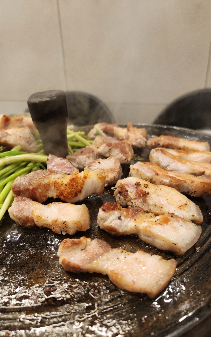  솥뚜껑에 구워주는 삼겹살 맛집 목구멍 가락점
