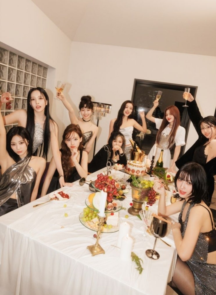 <b>트와이스</b>, '<b>빌보드</b> 200' <b>1위</b>…K팝 그룹 8번째/걸그룹 중... 