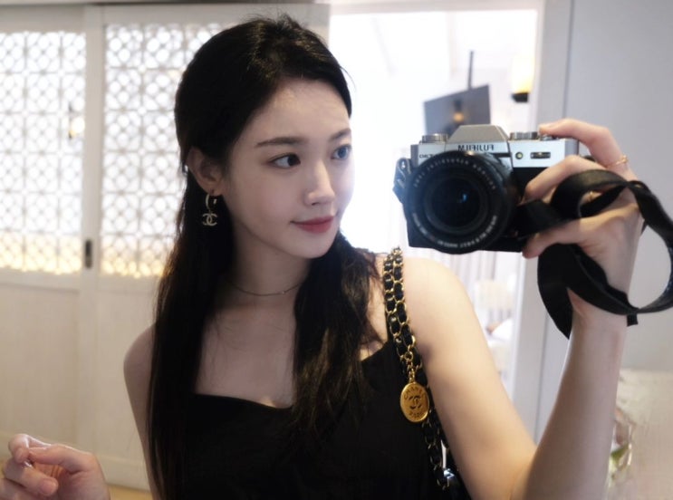  여성들의 작고 소중한 행복을 만들어줄 명품 브랜드 샤넬의 CC 로고 귀걸이!  w. 유라
