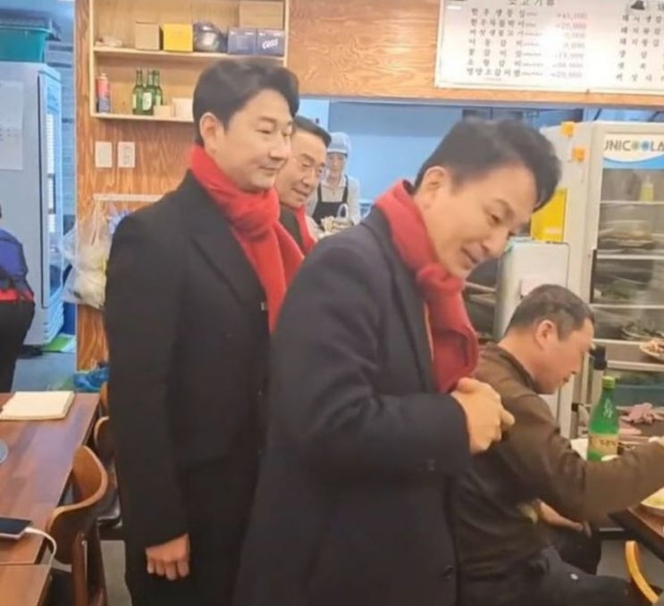 &lt;실시간 핫이슈&gt; “밥맛 없다, 가라”...원희룡·이천수 나타나자 항의한 식당 손님