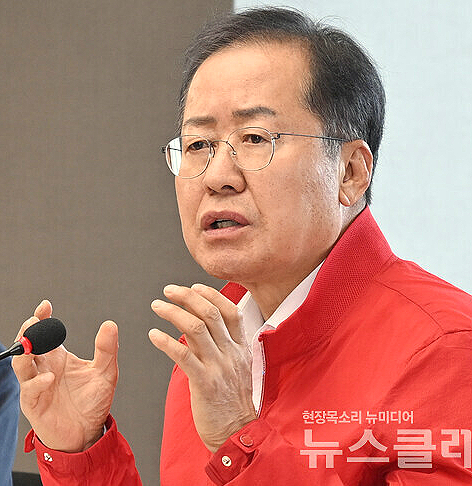 <b>홍준표</b> 대구시장, "동대구역에 <b>박정희</b> 광장·<b>동상</b> 검토 중... 