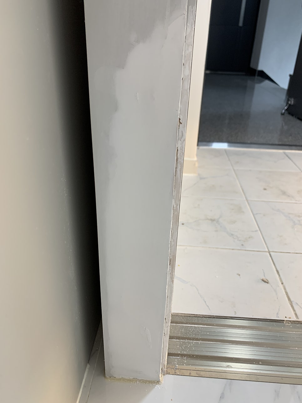 심하게 파손된 문틀복원 필름시공 전문가