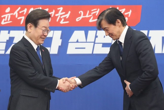 협력하자"...<b>조국</b>, <b>용혜인</b> 만나 "교섭단체 의석 '20석→10석... 