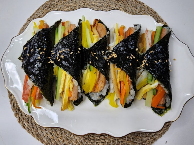  삼각김밥 만들기,틀없이 접어만드는 삼각김밥