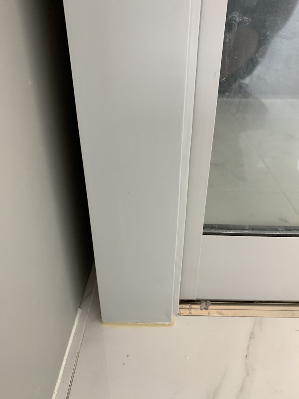 심하게 파손된 문틀복원 필름시공 전문가