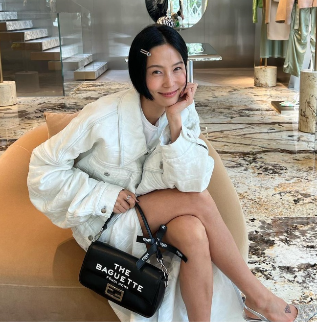  40대 여자 연예인의 인기 가방이자 성공한 커리어우먼의 상징인 여성 명품백으로 펜디의 여성 바게트백 추천