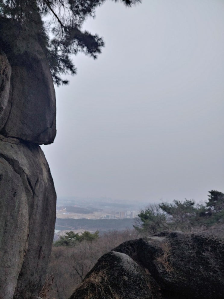 설봉산의 삼형제바위에서