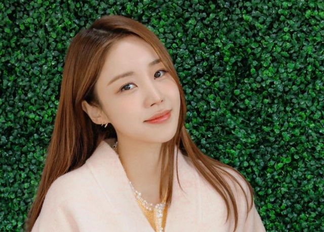 "여의도 <b>금융맨</b>"… <b>윤진이</b> <b>남편</b>, '다니엘 헤니' 닮은꼴?