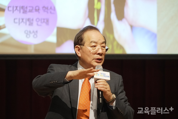 [인터뷰] <b>하윤수 부산교육감</b> "교육 때문에 부산 떠나는 학생... 