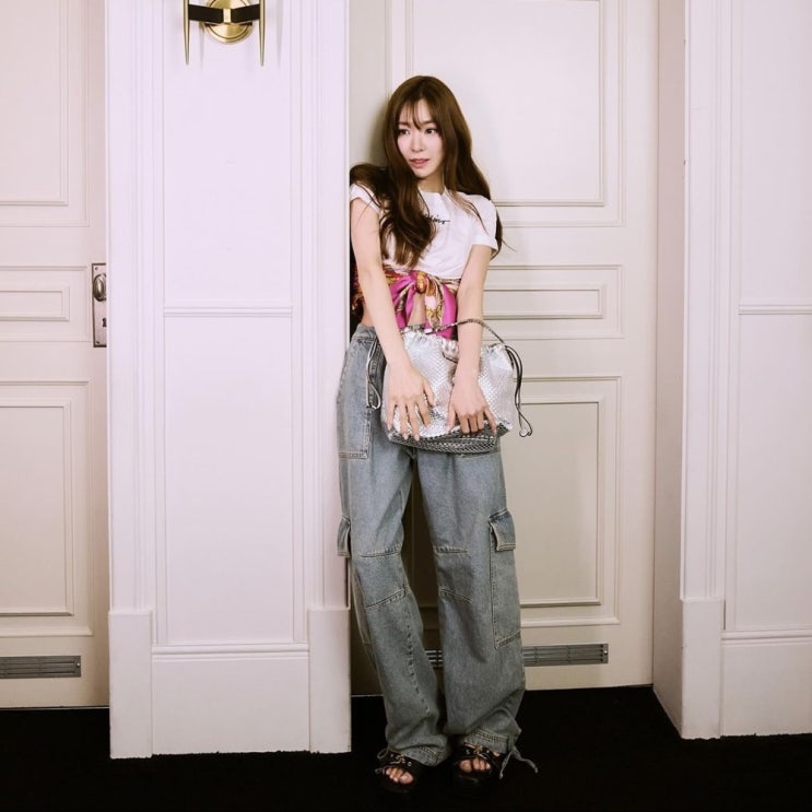  소녀시대 티파니 모스키노 여자 와이드 청바지 코디 데님 팬츠 가격은?