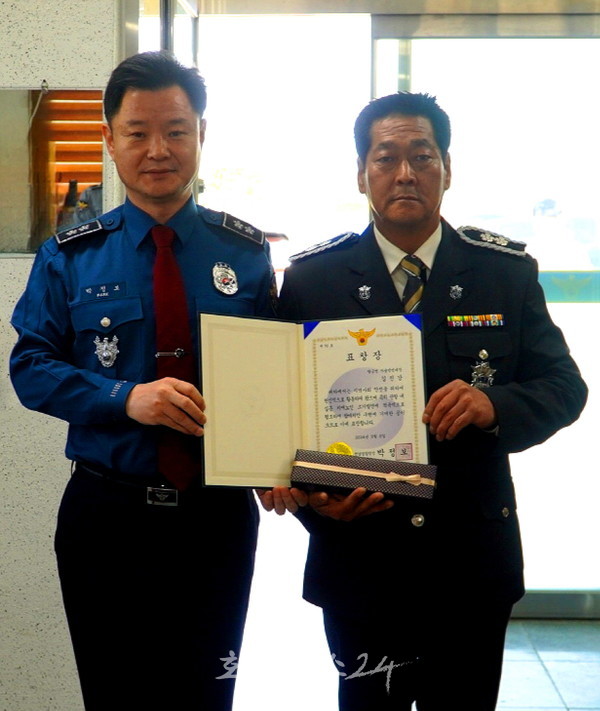 전남경찰, 신안 팔금면에서 실종된 노인 구조한 자율방범대장 참여치안 유공 포상