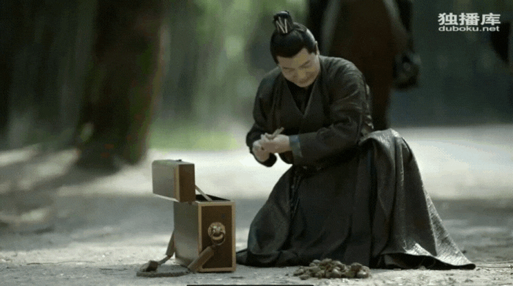  <중드 경여년-16화 으에엑!왕치녠 설마 시방 말똥   먹는거아니지王启年在地上发现了新鲜的马粪经过辨识确认这马是司理理的>