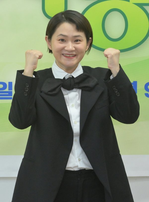 <b>김신영 시계</b> 때문에 전국노래자랑 하차? <b>김신영</b> 좌파로 오해받나?