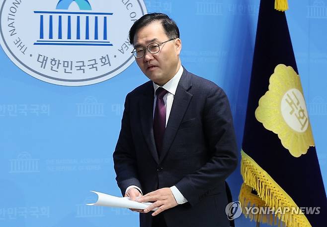 '박근혜 <b>복심</b>' <b>유영하 공천</b>에 與 '시스템 공천' 갑론을박