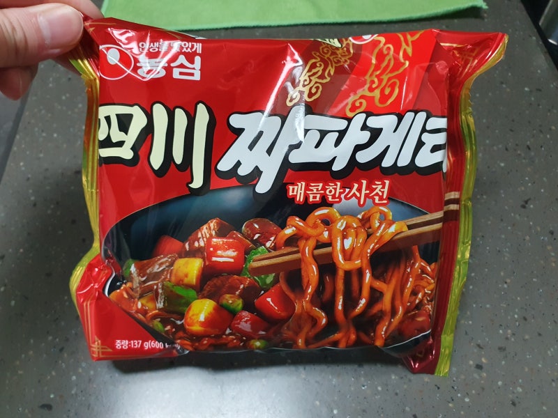 농심 사천 짜파게티 봉지 137g 후기 영양성분 칼로리 매콤한 짜장면의 맛을 제대로 구현했다