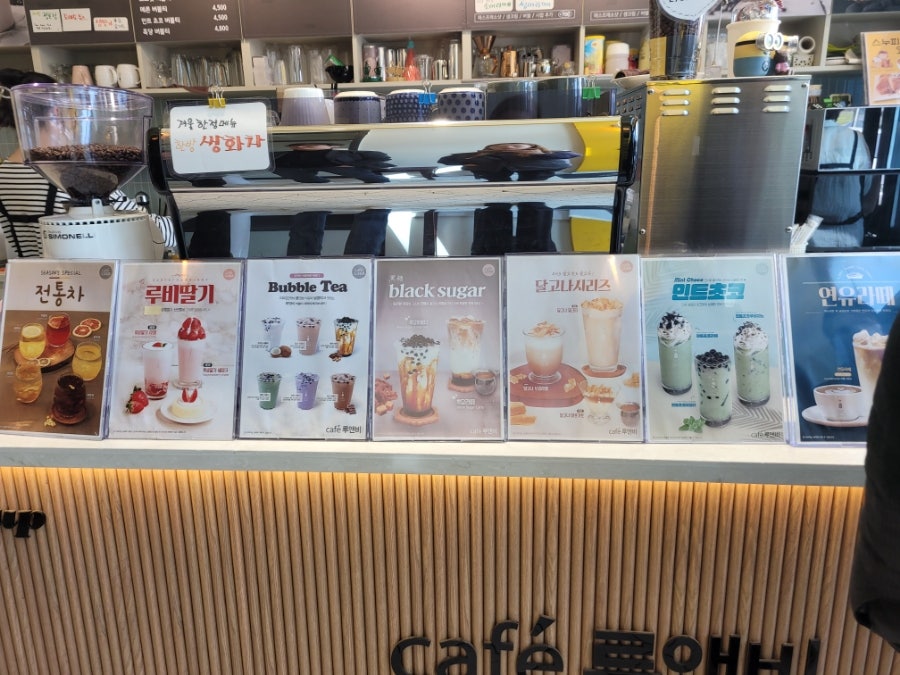카페루앤비 전주팔복점 사진 3