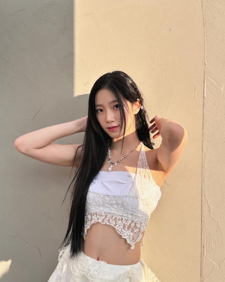 르세라핌 카즈하, 가녀린 라인...청순함 폭발하는 발레리나 룩 르세라핌 카즈하, 가녀린 라인...청순함 폭발하는 발레리나 룩