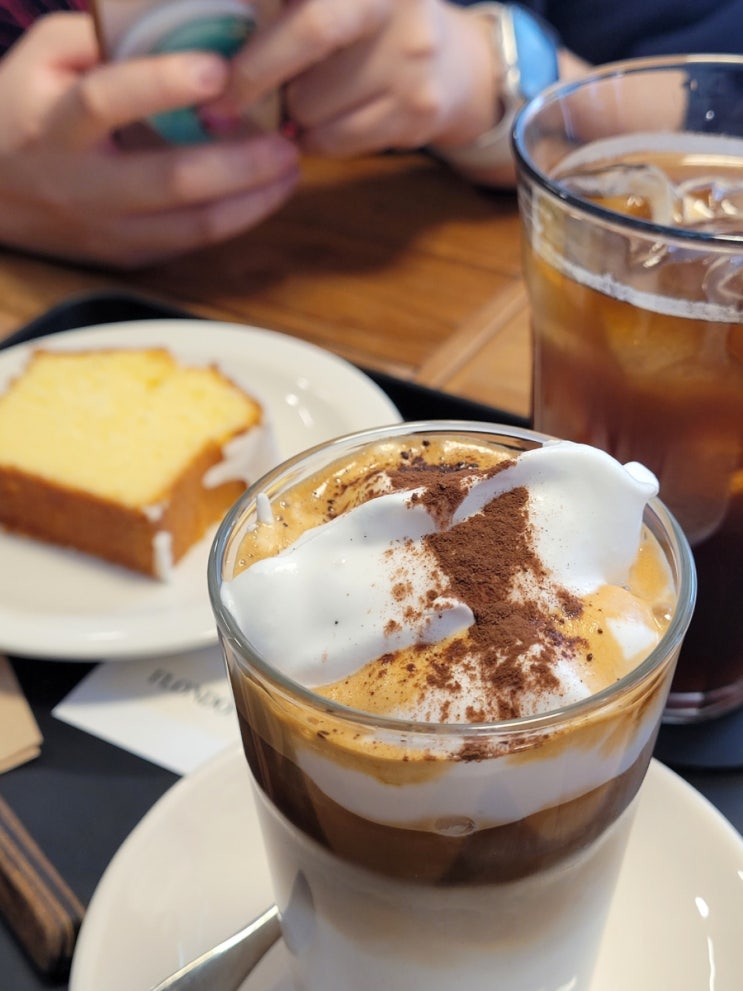  플런던 커피(FLONDON COFFEE) : 크림 라떼가 맛있었던 정자역 디저트 카페