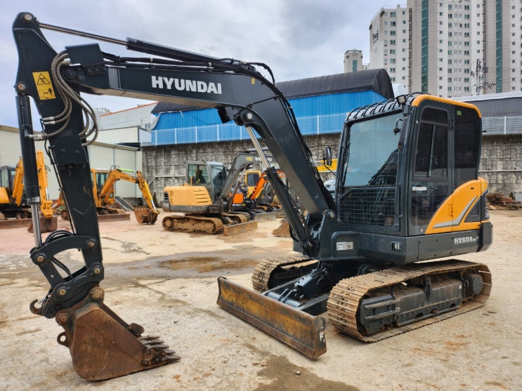  현대 HX60AMT PLUS 2022년식 가동151시간 신차수준 회전라인 02 중고굴삭기