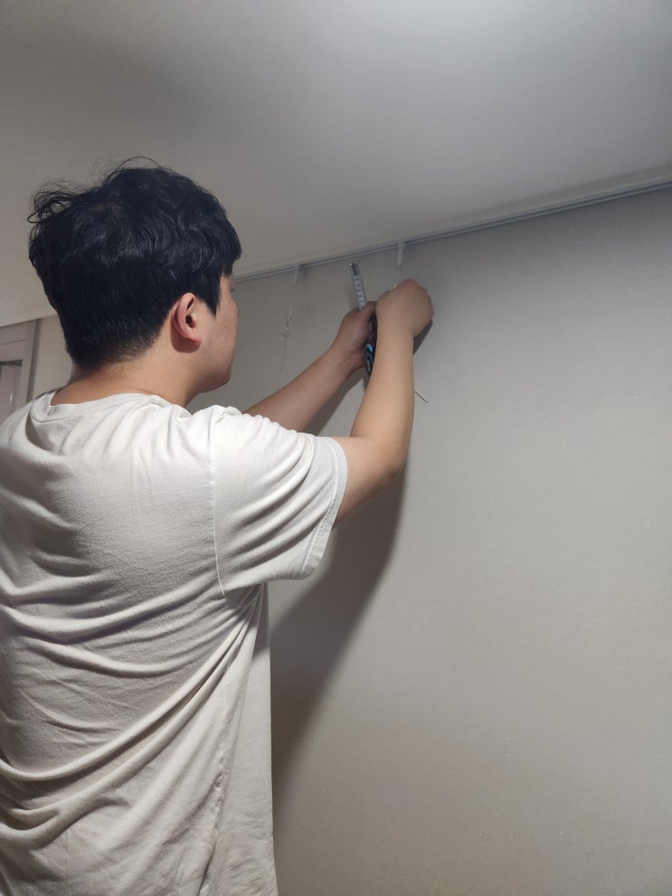  레일 액자 걸이 시공 셀프로 가능해요