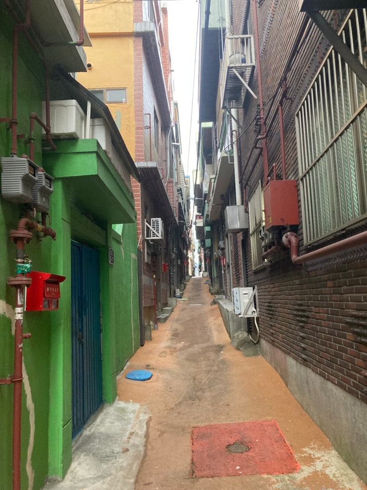  좁은 골목의 빼곡한 집,옛 향수를 불러오는 서동고개