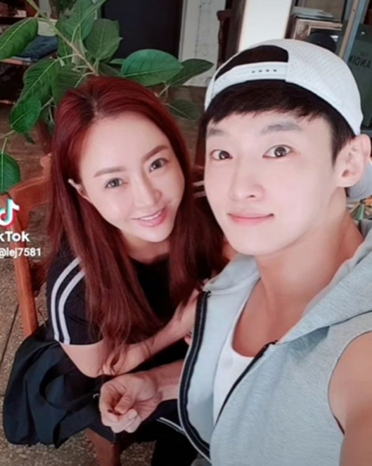 <연예가핫이슈> 배우 이의정, 9살 연하 사업가와 열애 중...5년째 교제...꽃미남 남자친구와 행복한 모습 공개 <연예가핫이슈> 배우 이의정, 9살 연하 사업가와 열애 중...5년째 교제...꽃미남 남자친구와 행복한 모습 공개