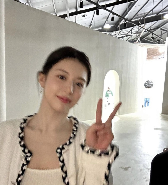  청담동 며느리룩의 상징과 같은 매력적인 여성 명품 브랜드 샤넬의 여자 트위드 자켓 코디 추천 w. 고윤정