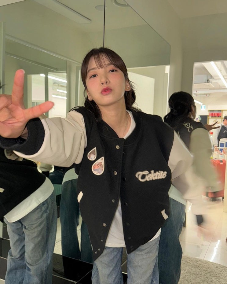  20대 대학생의 상징인 야구 점퍼 타입의 과 잠바로! 지숙의 폴리 혼방 재질 우레탄이 적용된 바시티 자켓 코디 추천