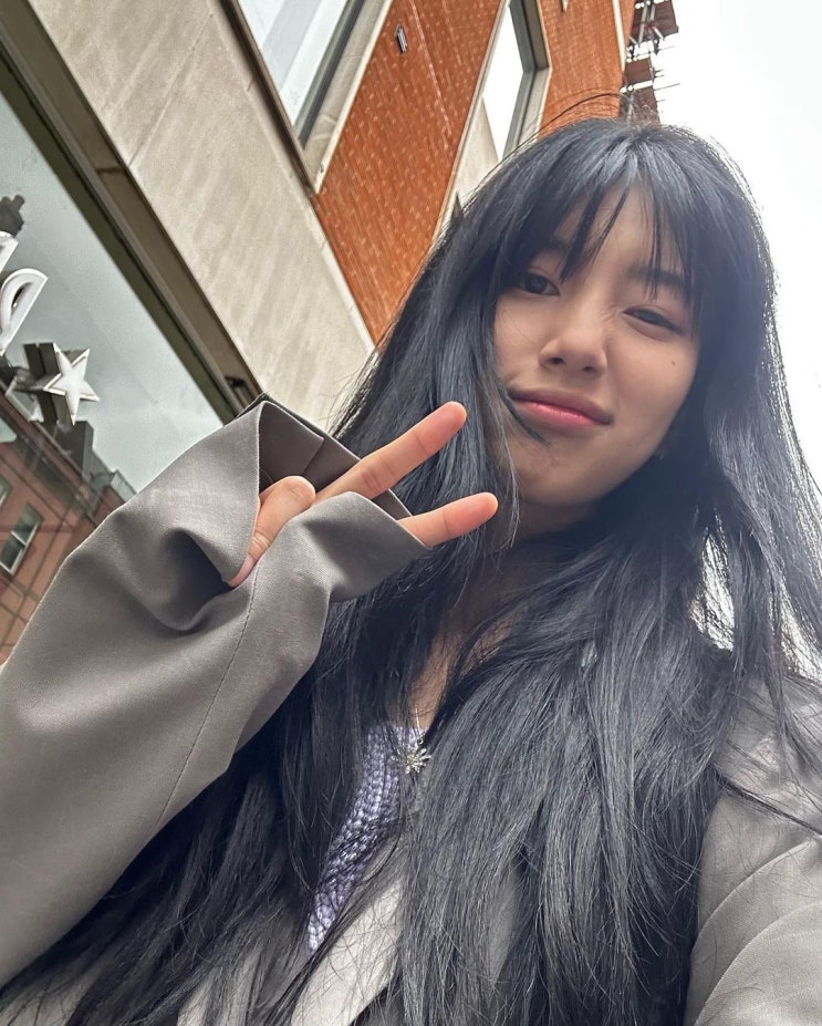  수지의 여행에서 매력적인 데일리룩 만능 여성 신발로 사랑받는 운동화 브랜드 컨버스 척테일러 1970s 하이 블랙 추천