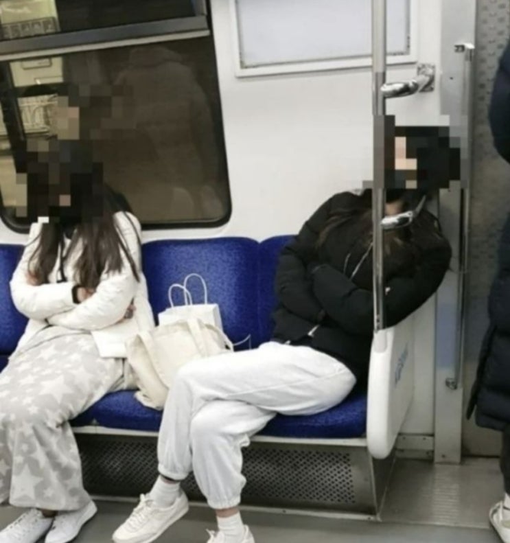 &lt;실시간 핫이슈&gt; 지하철 무개념녀... 빈 좌석에 가방 놔 승객들은 서서 갔다
