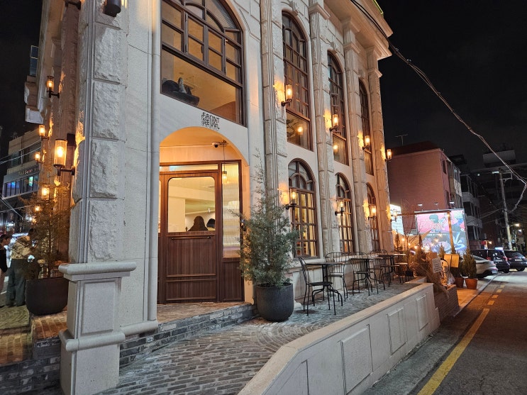  신사 가로수길 카페 프론트서울 박태준 만화회사 전시