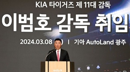 "<b>김기태 감독</b>과의 형님 리더십, 이범호 감독 '웃음꽃 야구'로... 
