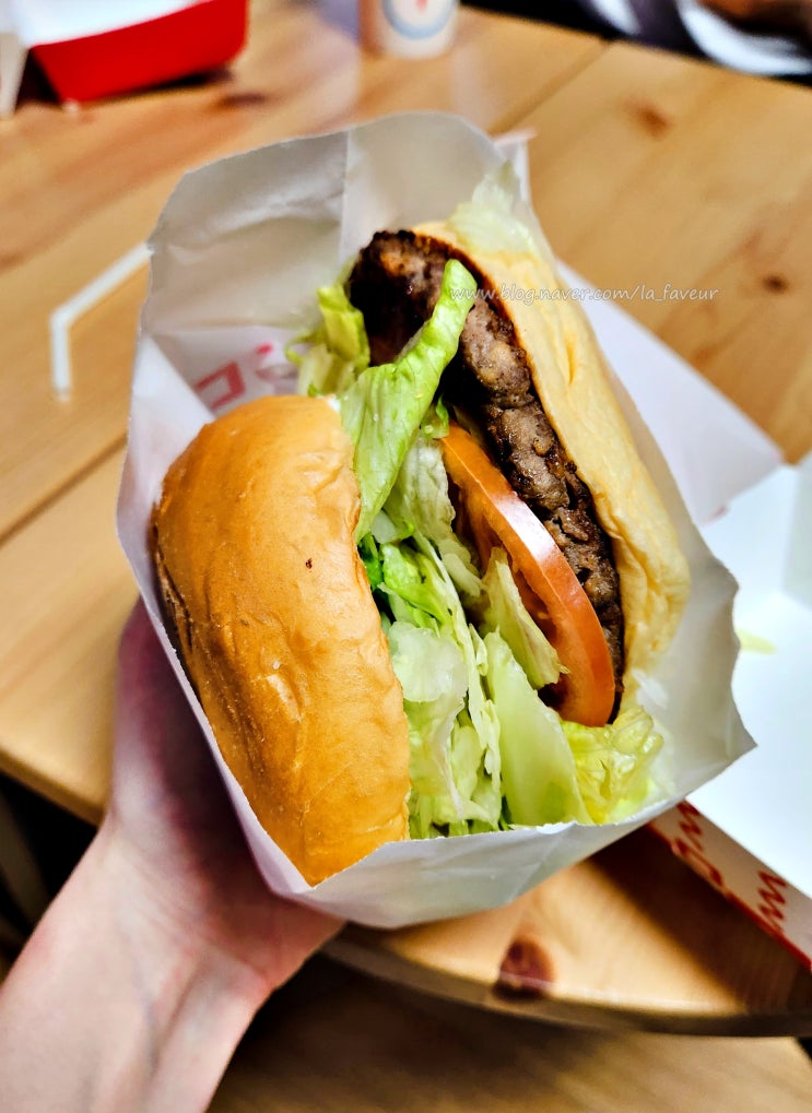  기대 안 했는데 생각보다 맛있어 키오스크에서 상품권 쿠폰 사용해서 롯데리아 한우 불고기 버거 교환한 후기