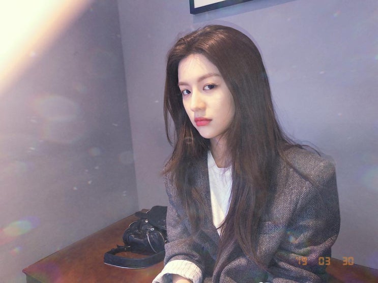  나이키 드로우나 크림에서나 구할 수 있는 대표 여자 어글리슈즈 나이키 X 사카이 여성 운동화 w. 고윤정
